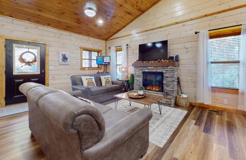Sevierville House | Cozy Cardinal
