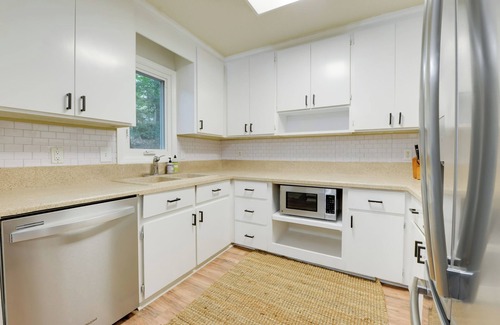 Cary House | Cozy Cary Abode ~ 10 Mi to Downtown Raleigh!