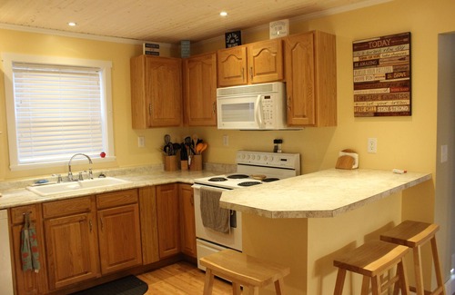 Arcadia House | Cozy Cedar Cottage Just Off Scenic M22 by Lower Herring Lake