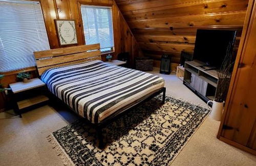 Sierra Tract House | Cozy central Tahoe cabin, 2br/2ba/3bed near Heavenly Ski Resort