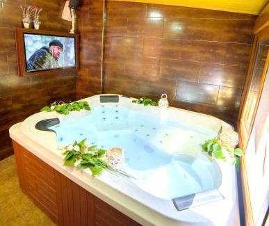 Laroya House | Cozy Chalet in Laroya + Pool