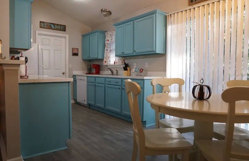 Doctors Inlet House | Cozy Charming Country Farm Home