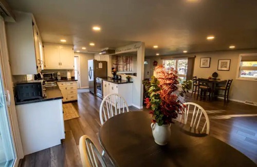 Green Bay House | Cozy & Cheerful Home-2 Levels of Comfort!