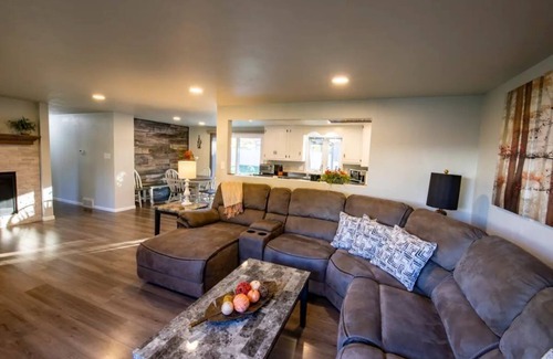 Green Bay House | Cozy & Cheerful Home-2 Levels of Comfort!
