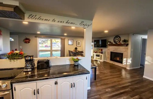 Green Bay House | Cozy & Cheerful Home-2 Levels of Comfort!