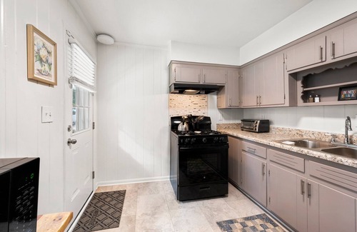 East Point Cottage | Cozy & Chic in South Atlanta/East Point ,Hi Speed WiFi for remote work