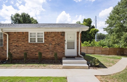 East Point Cottage | Cozy & Chic in South Atlanta/East Point ,Hi Speed WiFi for remote work