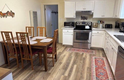 Mount Shasta Cottage | Cozy, clean 3/2 cottage with Mt. Shasta views! Long-term stays!