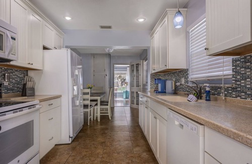 Clermont House | Cozy, Close to downtown Lake View home.