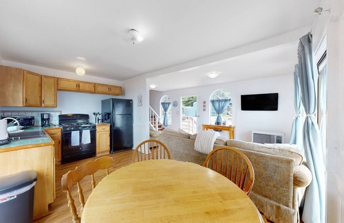 Elk Cabin | Cozy Coastal Cottage with Ocean Views, Deck and full kitchen