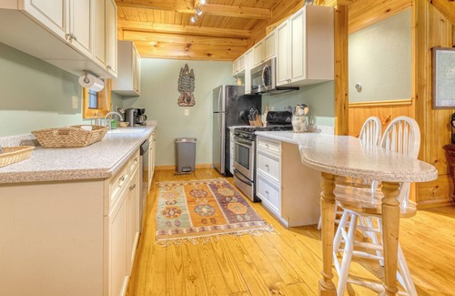 Ellijay Cabin | Cozy Cohutta Cabin - Creek Front Mountain Cabin - Located in Cohutta Wilderness