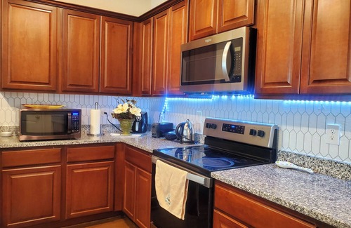 Cartersville House | Cozy & comfortable room in Cartersville! Nearby Hyundi plant, Piedmont Hospital