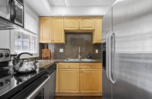 Cotswold Condo | Cozy Condo * Office* Near Luxury Mall & Uptown