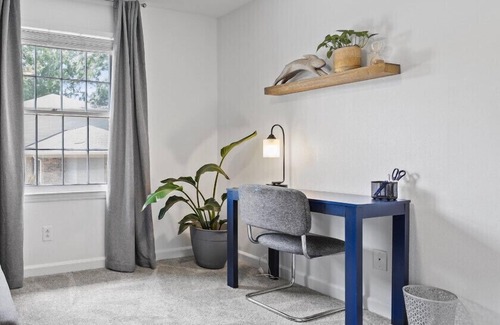 Cotswold Condo | Cozy Condo * Office* Near Luxury Mall & Uptown