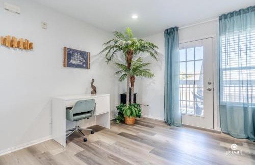 Indian Bayou Apartment | Cozy Condo Under the Palms