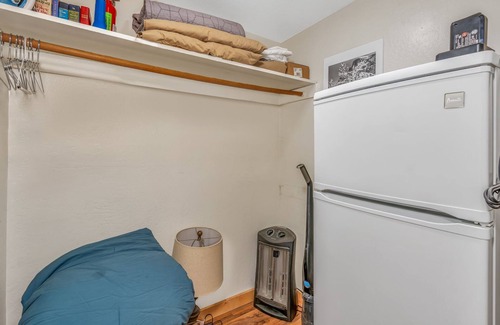 Yosemite West Condo | Cozy Corner Yosemite Studio Close to it All!