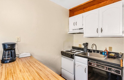 Yosemite West Condo | Cozy Corner Yosemite Studio Close to it All!