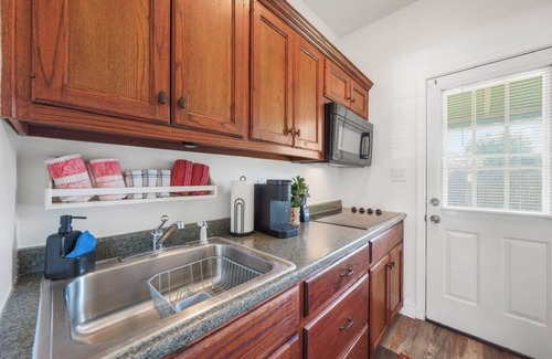 South Baton Rouge Cottage | Cozy Cottage/15 Minutes from LSU/Quiet Neighborhood