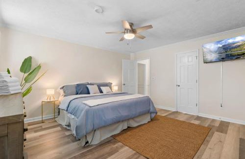 Marietta House | Cozy Cottage for 6 Pet Fenced