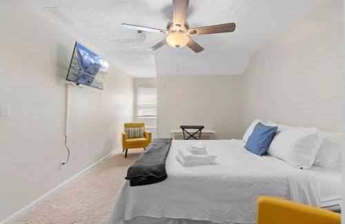 Marietta House | Cozy Cottage for 6 Pet Fenced