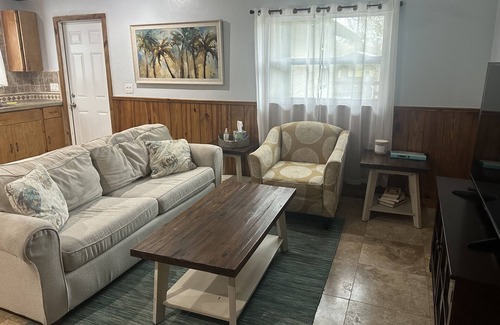 Bee Ridge Cottage | Cozy cottage in Sarasota in a quiet setting, 15 minute drive to Siesta Beach.