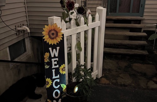 Airport Township House | Cozy Cottage in the City