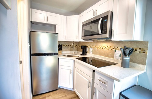 Englewood Cottage | Cozy Cottage - Minutes from Beaches and Historic Dearborn St!