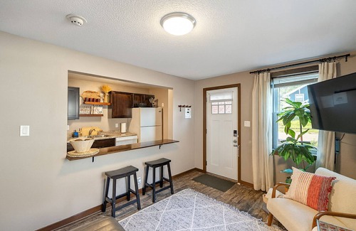 Des Moines Cottage | Cozy Cottage Near Downtown Walkable to Dining and Boutique Shopping