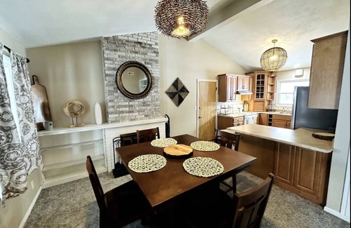 Davenport House | Cozy Cottage on Elm