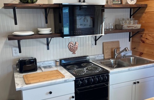 Dola Cottage | Cozy Cottage on The Farm-No Cleaning Fee!