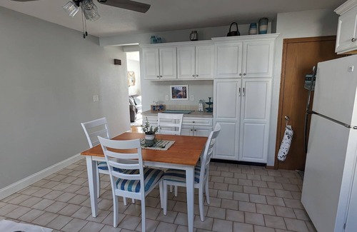 Clear Lake Cottage | Cozy Cottage on the Corner! 10 minute walk to the lake!