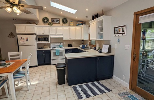 Clear Lake Cottage | Cozy Cottage on the Corner! 10 minute walk to the lake!