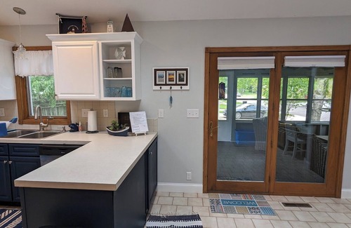 Clear Lake Cottage | Cozy Cottage on the Corner! 10 minute walk to the lake!