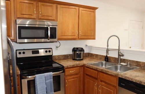 Fern Creek House | Cozy Cottage on Williamsborough Ln near to Churchill Downs.