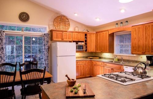 Robbinsville House | Cozy Cottage with a Jacuzzi in the Snowbird Mountain Range with Views of Lake Santeetlah, North Carolina