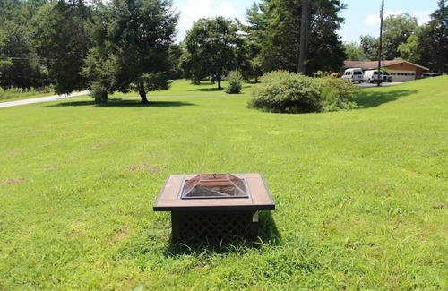 Chickamauga House | Cozy Cottage with Fire Pit - Family & Pet friendly - Near Downtown Chickamauga