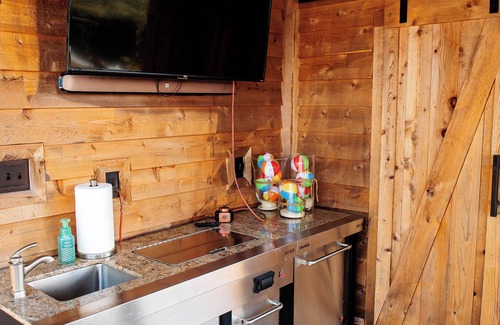 Tunnel Hill House | Cozy cottage with pool, hot tub, WiFi, & AC on a peaceful farm in Tunnel Hill