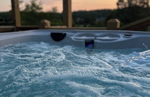 Tunnel Hill House | Cozy cottage with pool, hot tub, WiFi, & AC on a peaceful farm in Tunnel Hill