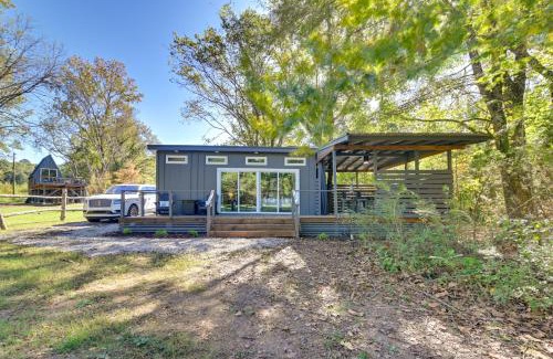 Cherokee Apartment | Cozy Couples Retreat on Pickwick Lake with Hot Tub