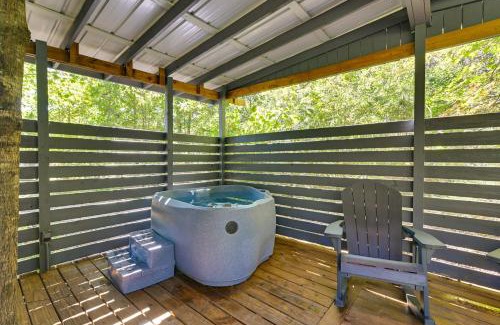 Cherokee Apartment | Cozy Couples Retreat on Pickwick Lake with Hot Tub