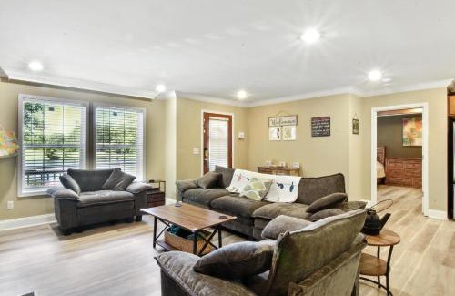 Crossville House | Cozy Cove Escape - Lakeside Retreat cabin