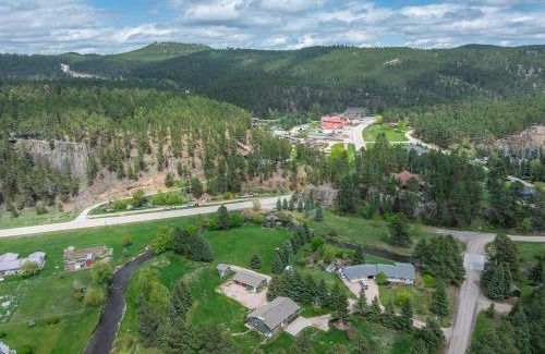 Rimrock House | Cozy Creekside Cabin