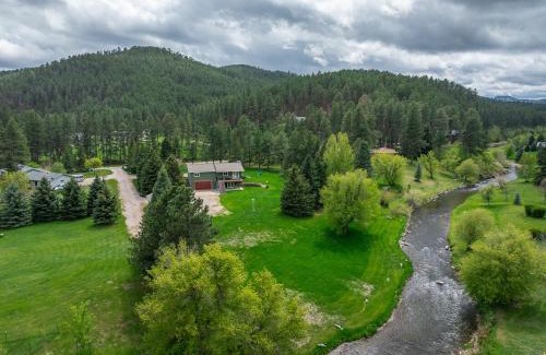 Rimrock House | Cozy Creekside Cabin