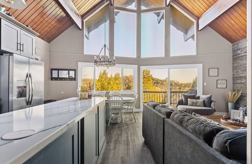 Crestline Cabin | Cozy Crestline Gem 4-bedroom cabin with Lake View & Game Room