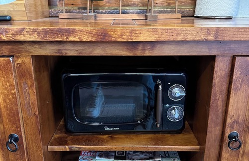 Point of Rocks Cottage | Cozy Custom-built Cottage in pleasant Point of Rocks with WiFi and AC