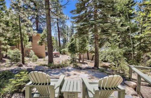 Cedar Flat House | Cozy Designer Decorated Cabin Near Slopes Fireplace Peekaboo Lakeview