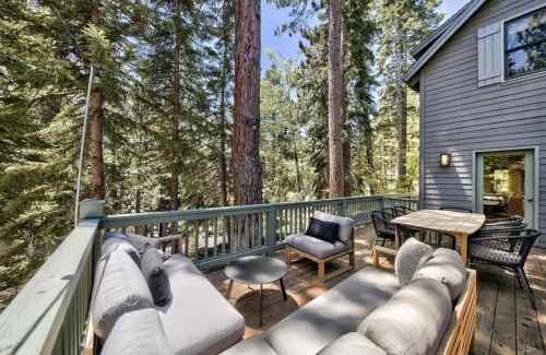 Cedar Flat House | Cozy Designer Decorated Cabin Near Slopes Fireplace Peekaboo Lakeview