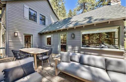 Cedar Flat House | Cozy Designer Decorated Cabin Near Slopes Fireplace Peekaboo Lakeview