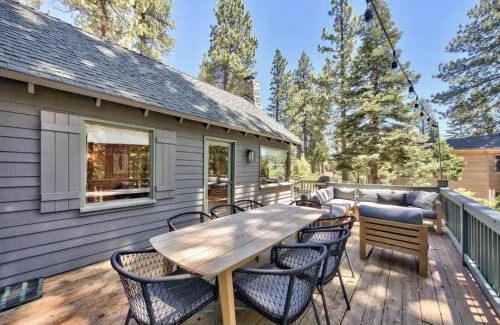 Cedar Flat House | Cozy Designer Decorated Cabin Near Slopes Fireplace Peekaboo Lakeview