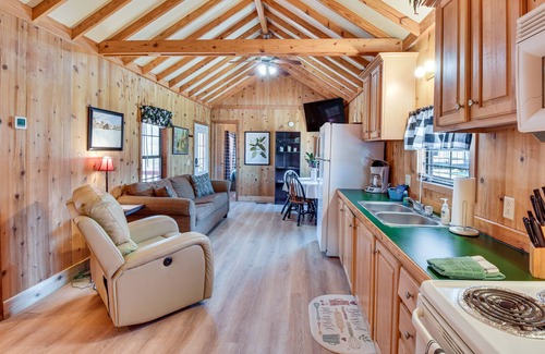 Rabun Gap Cabin | Cozy Dillard Cabin w/Mountain Views & Pool Access